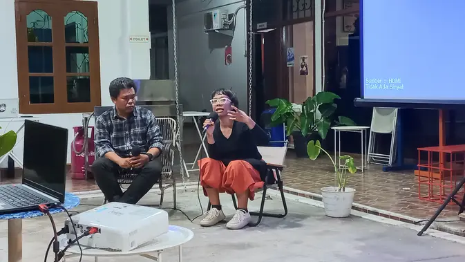 <p>Hindra Setya Rini (kanan) saat diskusi film karyanya yang berjudul Murdijati Gardjito di Kissa Commonplace Kota Jambi, Kamis (12/10/2023). Film dokumenter ini mengisahkan tentang sosok perintis Gastronomi Indonesia Murdijati Gardjito. (Liputan6.com/Gresi Plasmanto) </p>