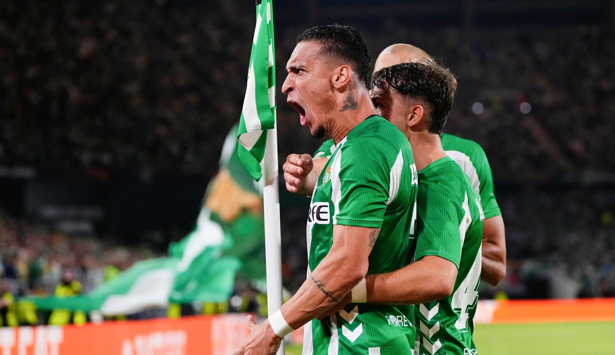 Pemain Real Betis, Antony, melakukan selebrasi setelah mencetak gol ke gawang Nottingham Forest pada laga perdana fase grup Liga Europa 2025/2026 di Stadion La Cartuja, Kamis (25/9) dini hari WIB. (AP Photo/Jose Breton)