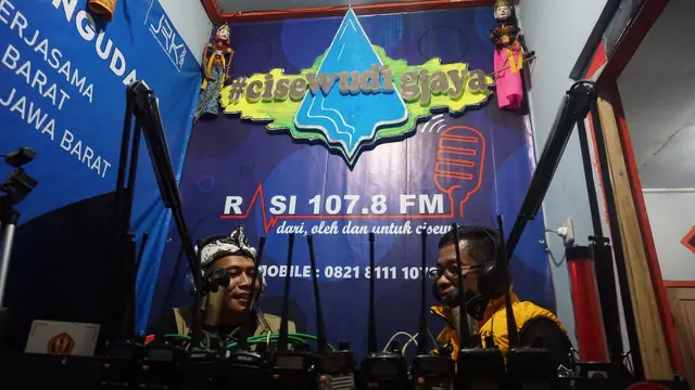 Latif Rohyana, 45 tahun, salah satu pendiri Radio Rasi bersama Kepala Seksi Kemitraan Informasi Publik, Dinas Komunikasi dan Informatika Garut Yanyan Agus Supianto dalam salah satu kegiatan on air radio.