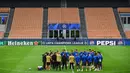 Latihan para pemain Barcelona menjelang laga leg 2 semifinal Liga Champions 2024/2025 melawan Inter Milan di Giuseppe Meazza, Milan, Italia. (AFP/Piero Cruciatti)