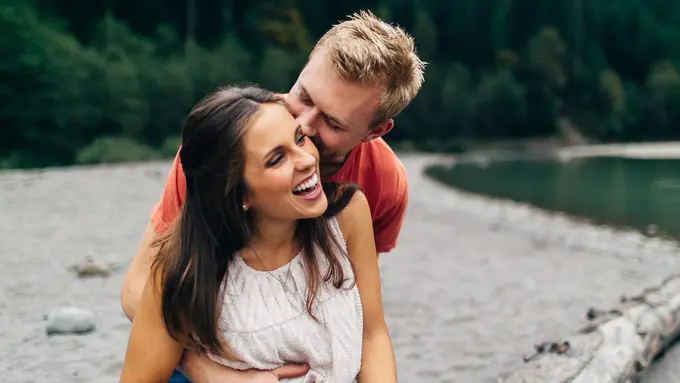 Percuma Romantis kalau Nggak Berani Masangin Cincin di Jari Manis