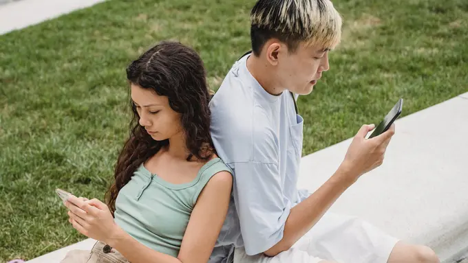 Membandingkanmu dengan Mantannya