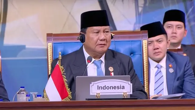 Presiden Prabowo Subianto saat berpidato dalam sesi khusus Konferensi Tingkat Tinggi (KTT) Ke-11 Developing Eight (D-8) di Istana Kepresidenan New Administrative Capital, Kairo, Mesir, Jumat (20/12/2024). (Foto: Pool Host D-8)