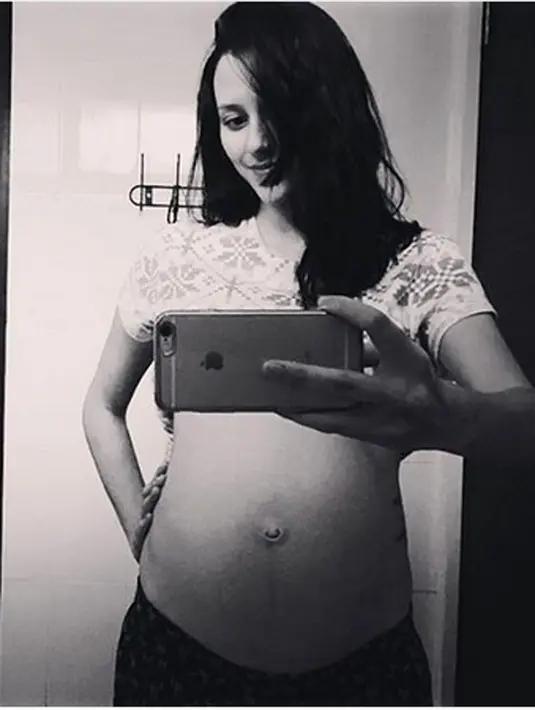 "...Sehat2 terus yaa💙 banyak orang menunggu mu😘👶🏻 *tutupkupingsamaomonganorang *cumamaudengerindokter #mylovebefore1stsight #32weekspregnant" sambung dahliachr. (Instagram/dahliachr)