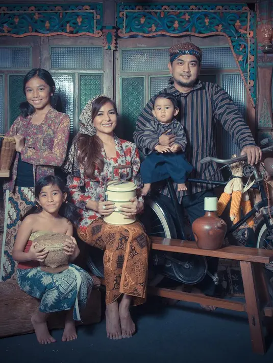 "Aamiin Ya Rabbal Alaamiin,caniknya mbak meisya berhijab 😍👍," tulis desyandri2511. "Aamiin Ya Rabbal Alaamiin,caniknya mbak meisya berhijab," tulis desyandri2511. "Mdhan dilancarkn ibadahnya, slmt pergi & plgnya mendpt hidayah,mabrur" tulis maryani.my63