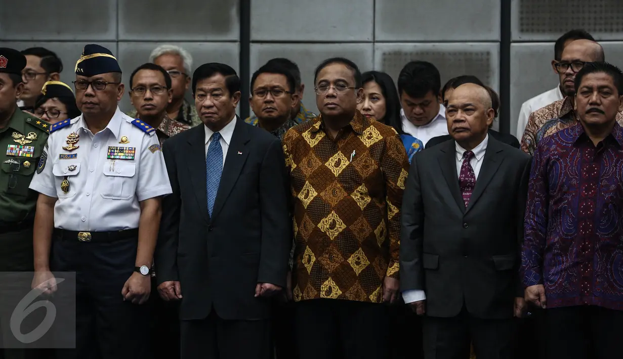 Mantan Menko Kemaritiman Indroyono Soesilo dan mantan Menhub Agum Gumelar terlihat menghadiri sertijab Menteri Perhubungan di Gedung Kemenhub, Jakarta, Kamis (28/7). Budi Karya resmi menjadi Menhub menggantikan Ignasius Jonan. (Liputan6.com/Faizal Fanani)
