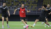 Pemain Timnas Palestina, Mohammed Rashid (tengah), menjalani sesi latihan bersama rekan senegaranya di Stadion Gelora Bung Tomo, Surabaya, Selasa (13/6/2023) malam jelang pertandingan FIFA Matchday melawan Timnas Indonesia. (Bola.com/Aditya Wany)