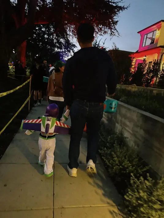 <p>Dalam kesematan ini Issa menjadi salah satu karakter paling ikonik di Toy Story 2 yaitu Buzz. (Foto: Instagram/ nikitawillyofficial94)</p>