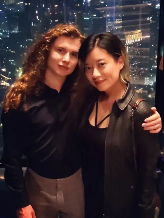 <p>"Celebrating my girlfriends birthday LDR style. Unoriginal caption and gift idea because I am cheesy" tulis Charles Seaman sebagai keterangan video. [Instagram/charles.n.g.s]</p>