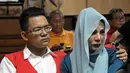 Ahmad Imam Al Hafitd ditemani ibunya saat menjalani sidang lanjutan yang beragendakan pembacaan pledoi/nota pembelaan di Pengadilan Negeri Jakarta Pusat, Selasa (11/11/2014) (Liputan6.com/Panji Diksana)