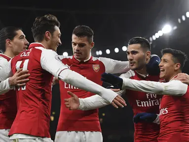 Para pemain Arsenal merayakan gol yang dicetak Alexis Sanchez ke gawang Huddersfield pada laga Premier League di Stadion Emirates, London, Rabu (29/11/2017). Arsenal menang 5-0 atas Huddersfield. (AFP/Ben Stansall)