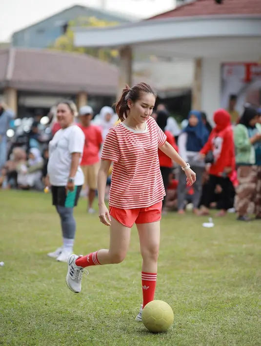 Pelantun lagu Alamat Palsu ini terlihat sangat senang bisa ikut bermain bola di kampung. Ia yang bergaya sederhana ini dipuji warganet karena merakyat. Ayu pun senang bisa meramaikan acara 17 an di kampung. (Liputan6.com/IG/ayutingting92)