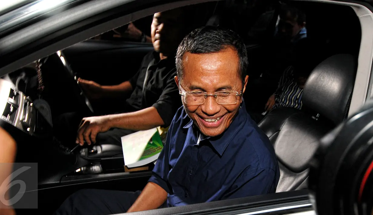 Dahlan Iskan segera masuk mobil usai menjalani pemeriksaan di Kejaksaan Agung, Jakarta, Rabu (17/6/2015). Dahlan diperiksa sebagai saksi kasus dugaan korupsi pengadaan 16 mobil listrik di 3 perusahaan milik BUMN. (Liputan6.com/Yoppy Renato)