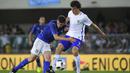 Pemain Italia, Thiago Motta (kiri), berebut bola dengan pemain Finlandia, Roman Eremenko, pada laga persahabatan di Stadion Marc'Antonio Bentegodi, Verona, Selasa (7/6/2016) dini hari WIB. (AFP/Olivier Morin)