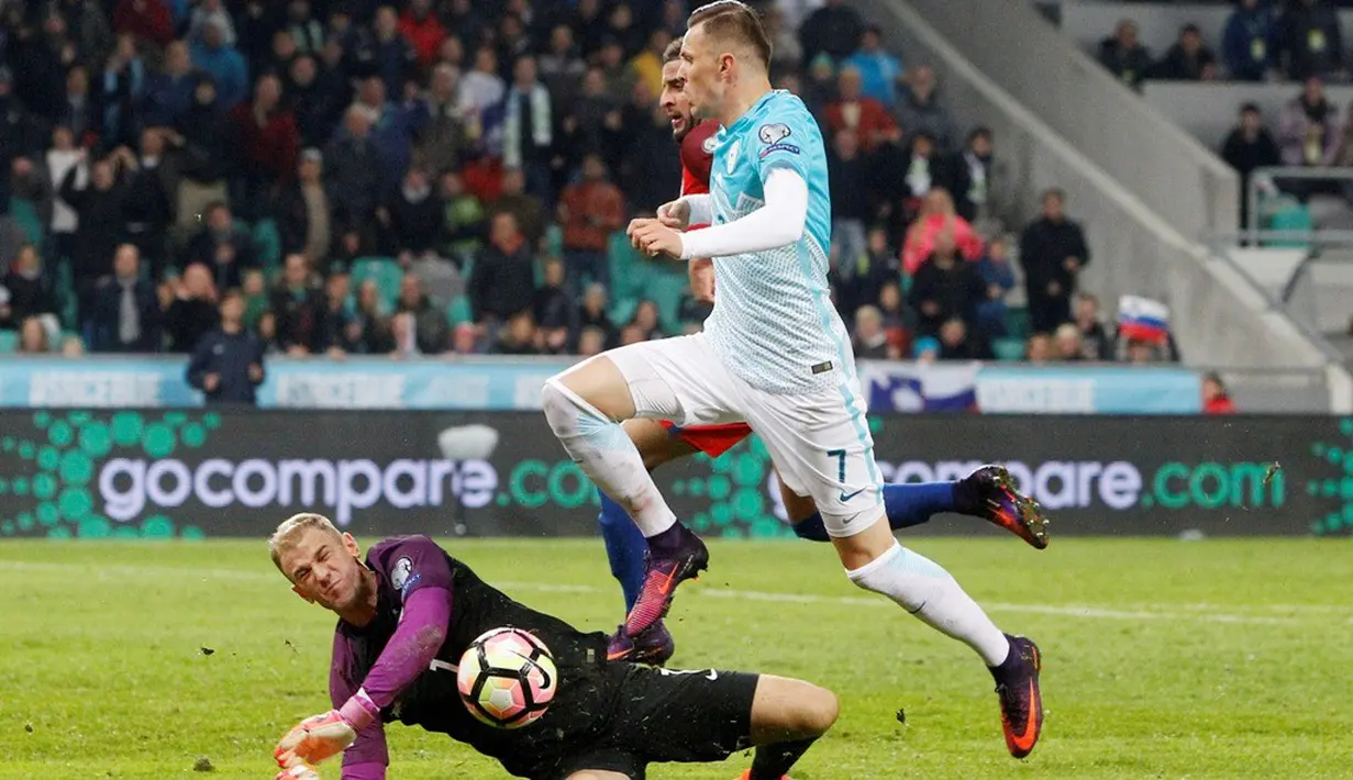 Joe Hart melakukan 4 penyelamatan gemilang yang mencegah gawangnya kebobolan saat melawan Slovenia pada laga Grup F Kualifikasi Piala Dunia 2018 zona Eropa, di Stadion Stozice, Ljubljana, Rabu (12/10/2016) dini hari WIB. (Reuters/Srdjan Zivulovic)