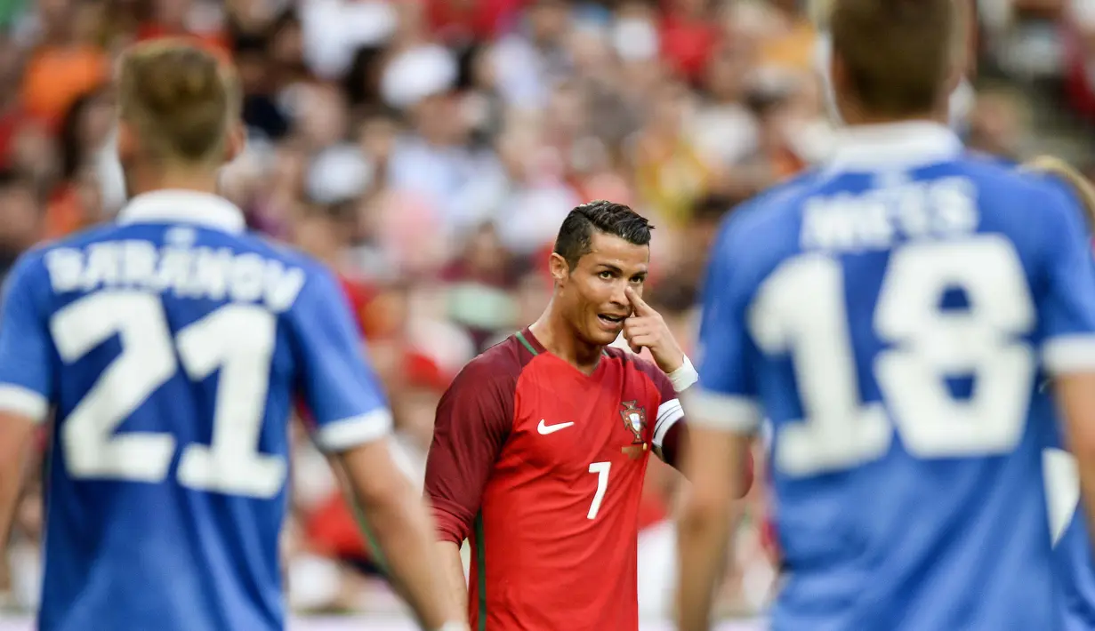 Cristiano Ronaldo memberikan kode kepada rekannya saat melawa Estonia  pada laga persahabatan di Estadio da Luz, Lisabon, (9/6/2016) dini hari WIB. (AFP/Patricia De Melo Moreira)