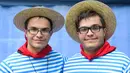 Samuel Muscatto (kiri) dan saudara kembar identik Joseph berpose untuk difoto saat mengikuti Festival Twins Days tahunan ke-42 di Twinsburg, Ohio (5/8). Festival ini mengumpulkan orang-orang yang memiliki kembaran. (AFP Photo/Dustin Franz)