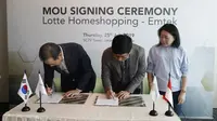 Penandatanganan Nota Kesepahaman (MoU) antara Managing Director Emtek Group Sutanto Hartono dengan CEO Lotte Home Shopping Lee Wan Sin di SCTV Tower pada Kamis (25/7/2019).