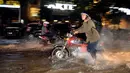 Beberapa motor mogok akibat mencoba menerobos banjir di kawasan Kemang, Jakarta Selatan, (11/8/2014).(Liputan6.com/Miftahul Hayat)