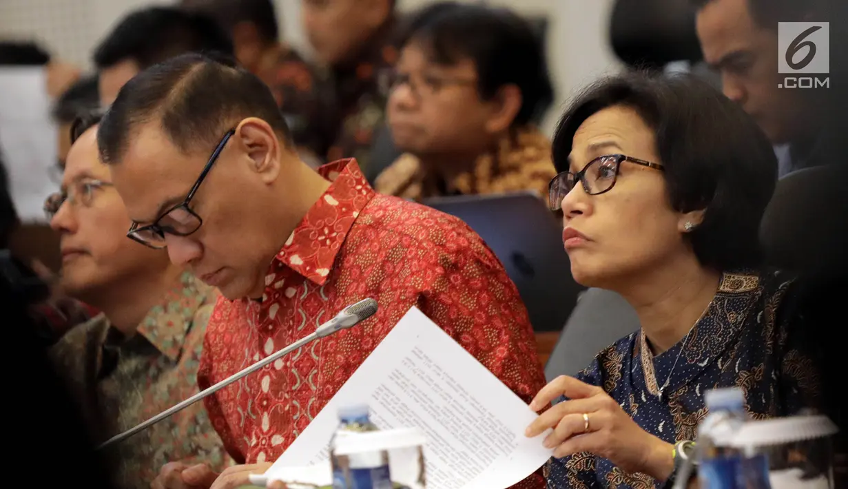 Menteri Keuangan Sri Mulyani bersama Gubernur Bank Indonesia Agus Martowardojo melakukan Rapat Kerja dengan Banggar DPR di Komplek Parlemen, Senayan, Jakarta, Selasa (25/7). (Liputan6.com/Johan Tallo)