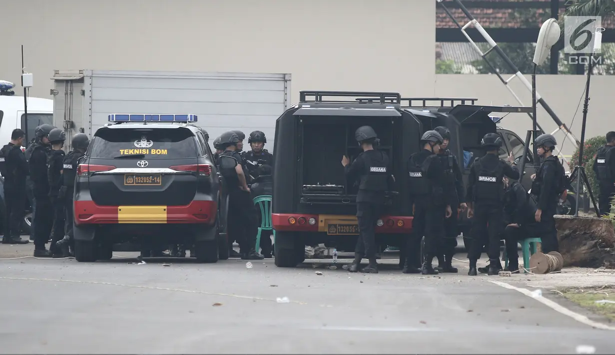 Polisi dengan rompi antipeluru berjaga di depan Rutan Cabang Salemba Mako Brimob seusai operasi penanggulangan di Depok, Kamis (10/5). Polri telah menghentikan operasi penanggulangan penyanderaan pada Kamis pukul 07.15. (Liputan6.com/Herman Zakharia)