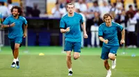 Pemain Real Madrid Marcelo, Gareth Bale, dan Luka Modric melakukan sesi latihan menjelang final Liga Champions di NSC Olimpiyskiy Stadium, Kiev, Jumat (25/5). Final Liga Champions akan mempertemukan Madrid melawan Liverpool. (AP/Matthias Schrader)