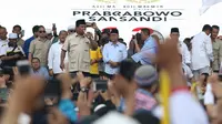 Capres nomor urut 02, Prabowo Subianto saat berorasi di depan pendukungnya di area Stadion Pakansari, Kab Bogor, Jumat (29/3). Kampanye terbuka itu dihadiri sejumlah tokoh partai politik yang tergabung dalam Koalisi Indonesia Adil Makmur. (Liputan6.com/Helmi Fithriansyah)