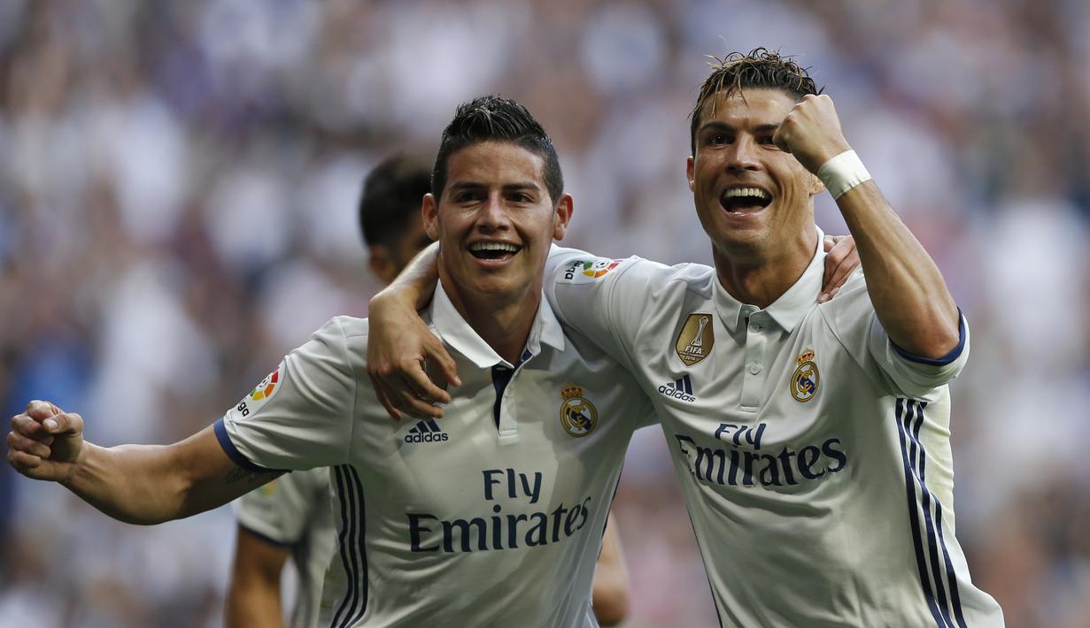 James Rodriguez melakukan selebrasi gol yang dicetak oleh Cristiano Ronaldo ke gawang Sevilla (14/5/2017). (AP/Francisco Seco)