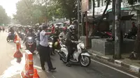 Petugas Dishub Kota Bandung menghentikan pemotor di check point atau titik pemeriksaan PSBB Jalan Rajawali, Rabu (6/5/2020). Ketidaklengkapan pengendara terkait sarung tangan dan masker jadi berkah bagi pedagang. (Liputan6.com/Huyogo Simbolon)