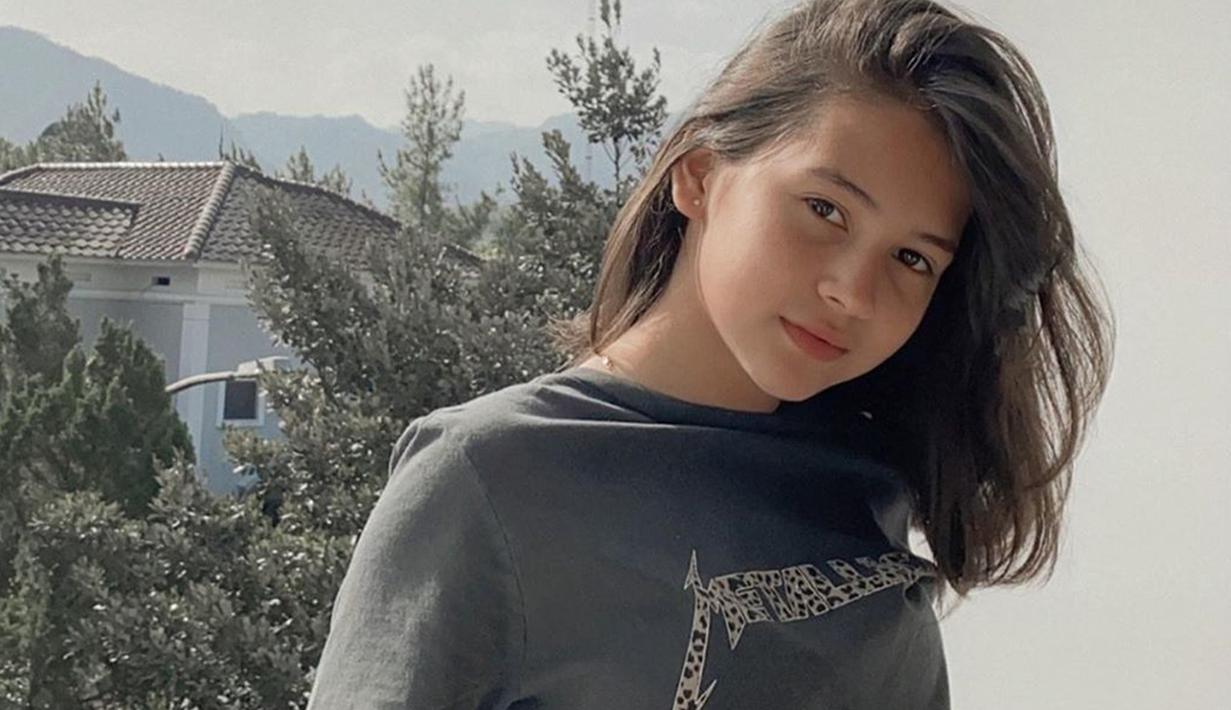 Aktris berdarah Amerika Serikat ini memang memiliki wajah cantik dan manis. Dirinya kerap tampil casual saat berkegiatan sehari-hari. Salah satunya dengan kaos hitam. (Liputan6.com/IG/@sandrinna_11)