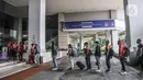 Atlet kontingen DKI Jakarta yang berlaga pada ajang PON XX Papua tiba di Hotel Grand Cempaka Business, Jakarta, Kamis (14/10/2021). Hingga hari ini sebanyak 217 atlet dan official kontingen DKI Jakarta tiba di Hotel Grand Cempaka untuk menjalani karantina. (merdeka.com/Iqbal S. Nugroho)