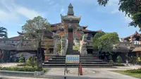 Update proses pengerjaan renovasi Gedung Ksirarnawa Art Center dan perbaikan jalan jelang drawing Piala Dunia U-20 saat difoto pada Sabtu sore (25/3/2023). (Bola.com/Alit Binawan)