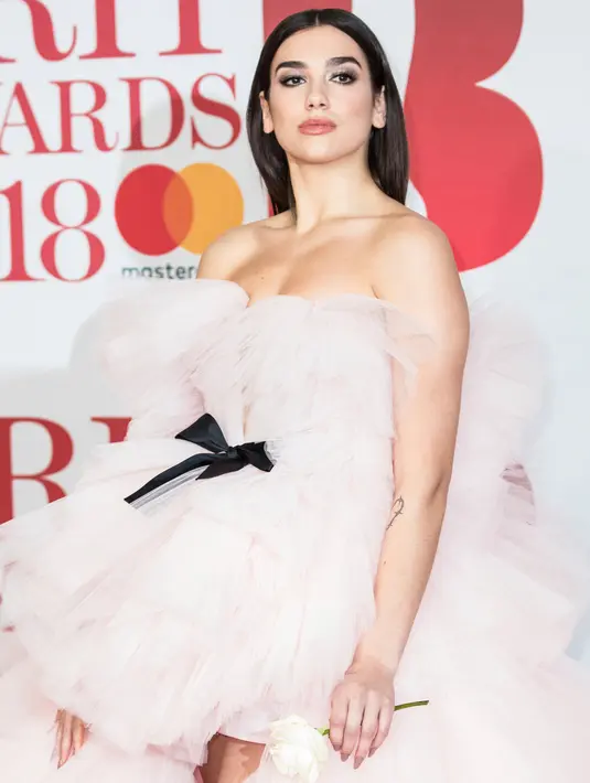 Penampilan penyanyi cantik Dua Lipa saat berpose untuk fotografer di karpet merah acara Brit Awards 2018 di O2 Arena, London, Rabu (21/2). Dalam Brit Awards 2018, Pelantun `New Rules` itu memborong dua penghargaan. (Vianney Le Caer/Invision/AP)
