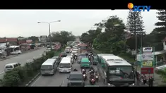 Kepadatan dikarenakan hari pertama kerja usai cuti bersama, sehingga kendaraan pemudik berbaur dengan mobil dan juga angkutan umum.