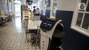 Robot pelayan terlihat di Rasa Koffie, Pasar Baru, Jakarta, Kamis (13/1/2022). Penggunaan robot di kafe ini menjadi salah satu alternatif untuk meminimalisasi kontak antara pengunjung dan pelayan di masa pandemi COVID-19. (Liputan6.com/Faizal Fanani)