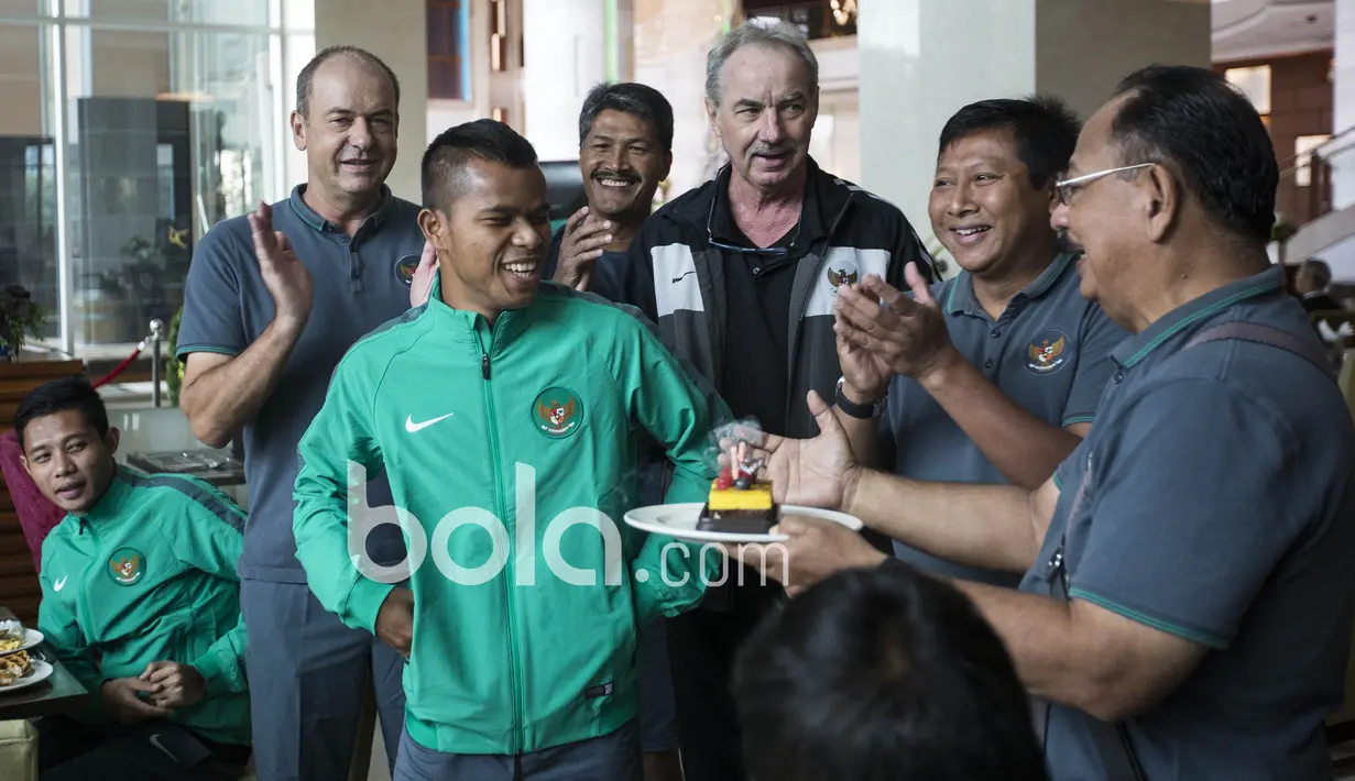 Raut wajah bahagia Manahati Lestusen saat merayakan ulang tahun ke-23 dari rekannya sesama pemain Timnas Indonesia dan Offcial Tim di Hotel Grand Fourwings, Thailand. (Bola.com/Vitalis Yogi Trisna) 