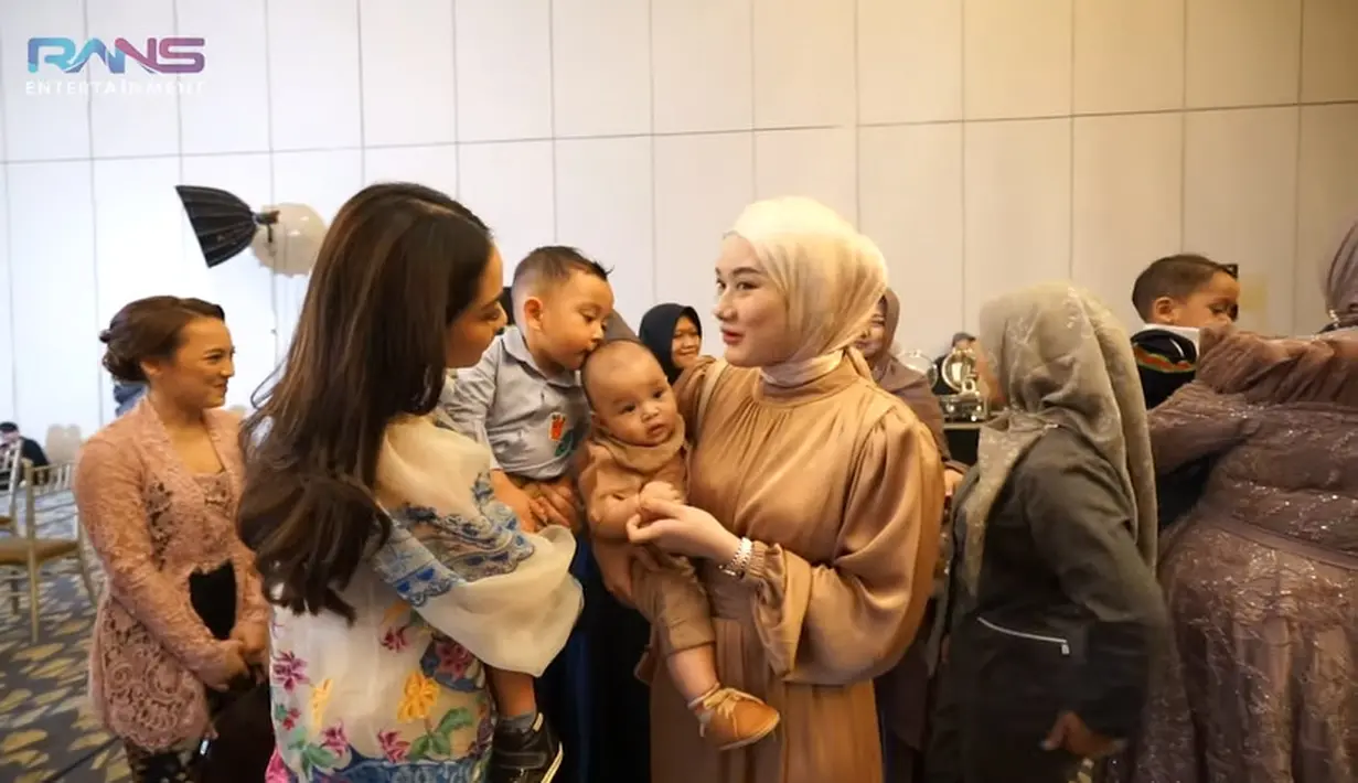 Momen adik Rafathar saat bertemu dengan anak kedua Dinda Hauw dan Rey Mbayang. Bocah yang biasa disapa Cipung itu mencium kepala Kaba yang baru berusia beberapa bulan. "Seru banget liat anak anak kecil ngumpul semua, gemessss,"  tulis @anggidwi2048. "Seru ya ngeliat artis pada ngumpul,"  tulis @nisasin9550. [Youtube/Rans Entertainmen]