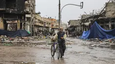 Seorang warga Palestina berjalan di Kota Gaza pada hari keempat gencatan senjata sementara antara Hamas dan Israel, Senin (27/11/2023). (AP Photo/Mohammed Hajjar)