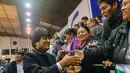 Presiden Bolivia Evo Morales menyapa anggota komunitas Bolivia sebelum bermain bola di Asunción, Paraguay, (14/8). Kedatangan Morales ke Paraguay untuk menghadiri pelantikan presiden terpilih Mario Abdo Benitez. (AFP Photo/Silvio Rojas)