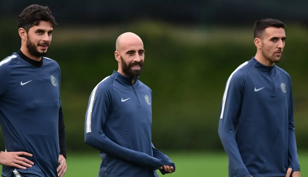 Pemain Inter Milan, Andrea Ranocchia, Borja Valero dan Matias Vecino melakukan pemanasan saat latihan di Appiano Gentile, Milan, Italia (5/11). Inter akan bertanding melawan Barcelona pada lanjutan grup B Liga Champions. (AFP Photo/Miguel Medina)