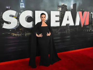 Penyanyi AS, Demi Lovato tiba untuk pemutaran perdana dunia "Scream VI" di AMC Lincoln Square di New York City , Senin (6/3/2023). Pelantun Heart Attack itu memamerkan tubuhnya yang memukau dalam balutan gaun hitam. (ANGELA WEISS / AFP)