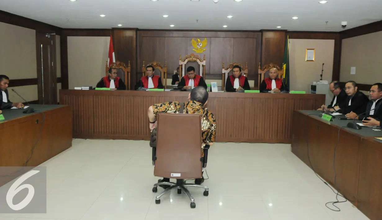 Mantan Ketua Umum PSSI dan Kadin Jawa Timur, La Nyalla Mattalitti saat menjalani sidang Pengadilan Tipikor, Jakarta Pusat, selasa (27/12). La Nyalla divonis bebas atas kasus dana hibah Kadin Jawa Timur periode 2011-2014. (Liputan6.com/Helmi Affandi)