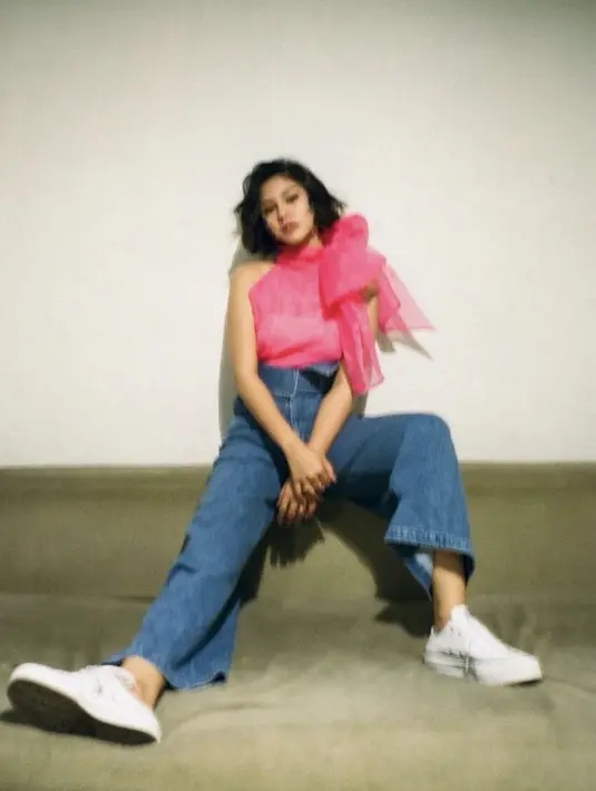 Gaya Vanesha Prescilla ini juga bisa menjadi inspirasi pakaian yang keren saat valentine lho. Kenakan helter neck sebagai atasan, denim sebagai bawahan, dan sneakers putih. (@vaneshaass)