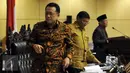 Ketua DPD Irman Gusman saat meninggalkan Sidang Paripurna DPD, Jakarta, Kamis (17/3/2016). Irman menegaskan bahwa masa jabatan pimpinan yang hanya 2,5 tahun tidak sesuai dengan UU MD3. Dia pun menolak melaksanakannya. (Liputan6.com/Johan Tallo)