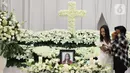 Reaksi keluarga saat upacara tutup peti jenazah selebgram Edelenyi Laura Anna di rumah duka Grand Heaven Pluit, Jakarta Utara, Kamis (16/12/2021). Laura Anna meninggal dunia pada 15 Desember 2021 di Eka Hospital, Cibubur, Jakarta. (Liputan6.com/Herman Zakharia)