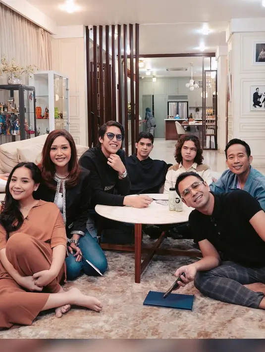 Beberapa waktu lalu, Maia Estianty bersama tiga anaknya, Al, El  dan Dul sahur di rumah Raffi Ahmad dan Nagita Slavina di Andara. Maia dan tiga anaknya menjadi bintang tamu dalam acara yang dipandu Raffi, Nagita dan Denny Cagur. [Instagram/maiaestiantyreal]