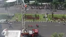 Petugas pemadam kebakaran menggunakan Bronto Skylift 96 m untuk memadamkan api saat simulasi penanggulangan kebakaran di Senayan City, Jakarta, Kamis (26/11). (Liputan6.com/Herman Zakharia)