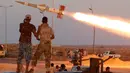 Para pasukan Libya yang berkoalisi dengan PBB melihat roket yang ditembakan ke arah pasukan ISIS saat bertempur di Sirte, Libya, (4/8). (REUTERS/Goran Tomasevic)