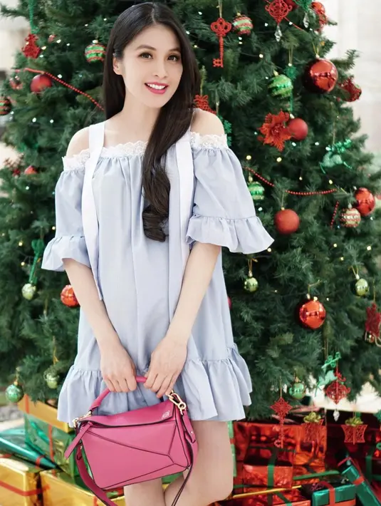 “Jangan sampai dah pas lagi pindahan-pindahin barang tiba tiba (lahir). Soalnya teman-teman saya yang Lahiran kan pecah ketuban duluan, jadi mereka melahirkan sebelum yang diramal dokter,”  tambahnya. (Instagram/sandradewi88)