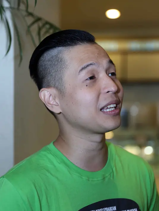 "Enggak sangka sebelumnya. Penjualan tiketnya jauh dari ekspektasi, 400 ribuan lah setelah tayang di bioskop. Hoki kali," kata Ernest Prakasa saat dijumpai di XXI Citraland, Jakarta Barat, Rabu (6/1/2016). (Nurwahyunan/Bintang.com)